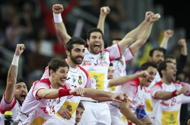 Los jugadores de España celebran el pase a la final. :: reuters