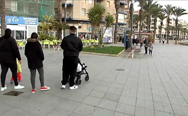 Paseantes por el paseo marítimo de Torrevieja, zona donde se perdió el niño de tres años 