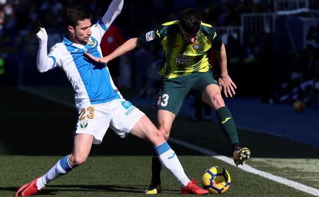 El jugador del Espanyol Aaron Martín y del Leganés Omar Ramos.