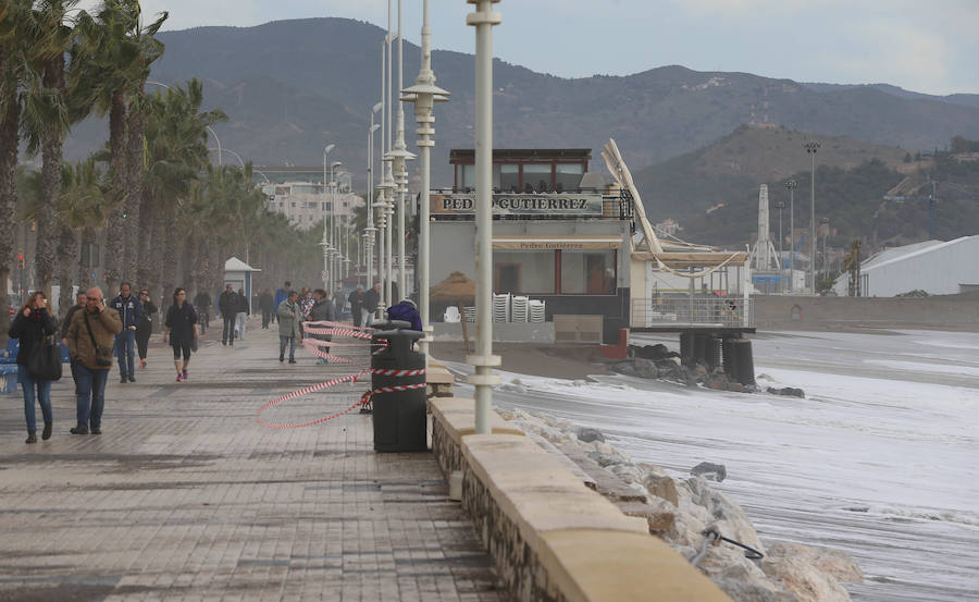 Los problemas en las playas de Málaga por el temporal se concentran en la franja entre el chiringuito Pedro Gutiérrez y la estatua de la Palera, que tiene que estabilizar la Autoridad Portuaria.