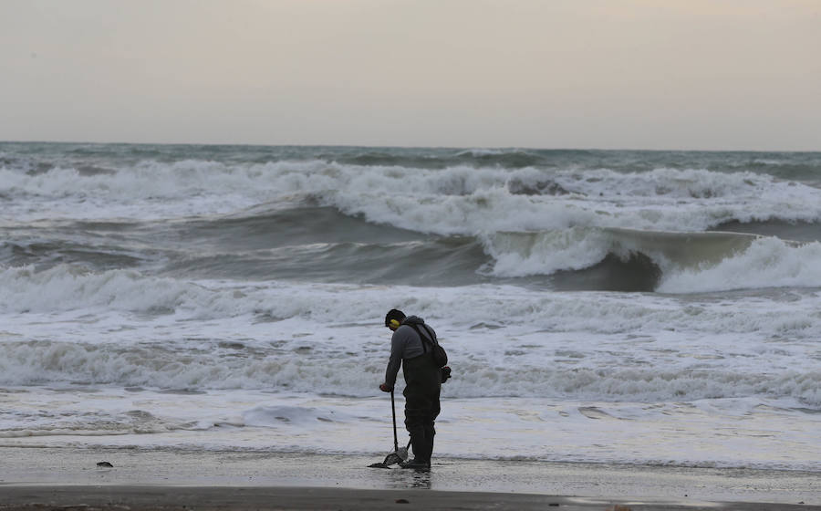 Los problemas en las playas de Málaga por el temporal se concentran en la franja entre el chiringuito Pedro Gutiérrez y la estatua de la Palera, que tiene que estabilizar la Autoridad Portuaria.