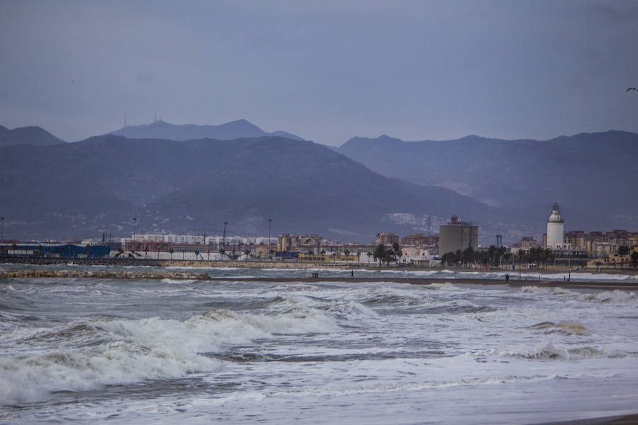 Los problemas en las playas de Málaga por el temporal se concentran en la franja entre el chiringuito Pedro Gutiérrez y la estatua de la Palera, que tiene que estabilizar la Autoridad Portuaria.