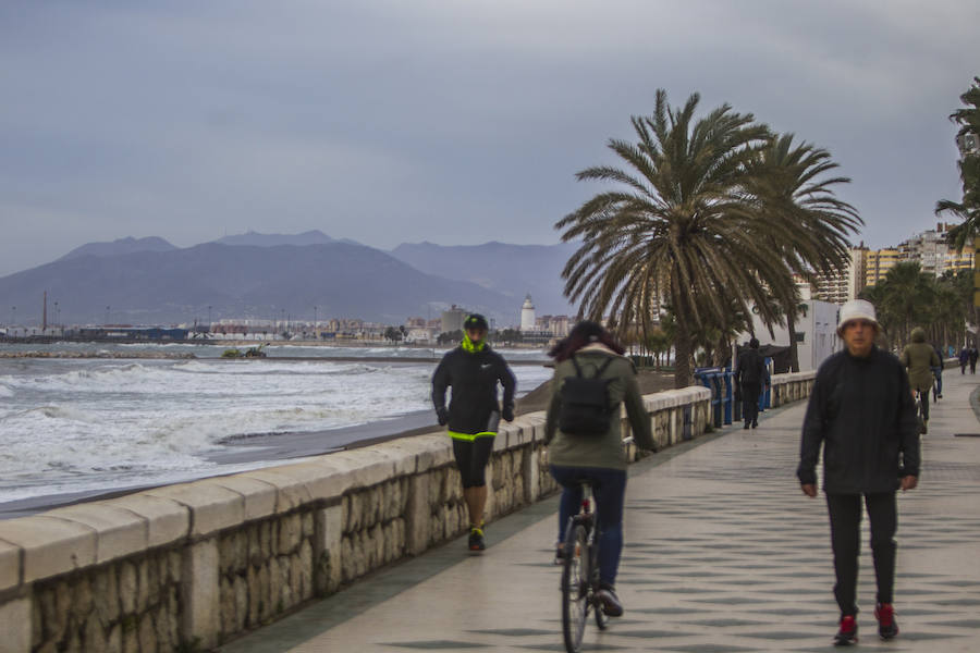 Los problemas en las playas de Málaga por el temporal se concentran en la franja entre el chiringuito Pedro Gutiérrez y la estatua de la Palera, que tiene que estabilizar la Autoridad Portuaria.