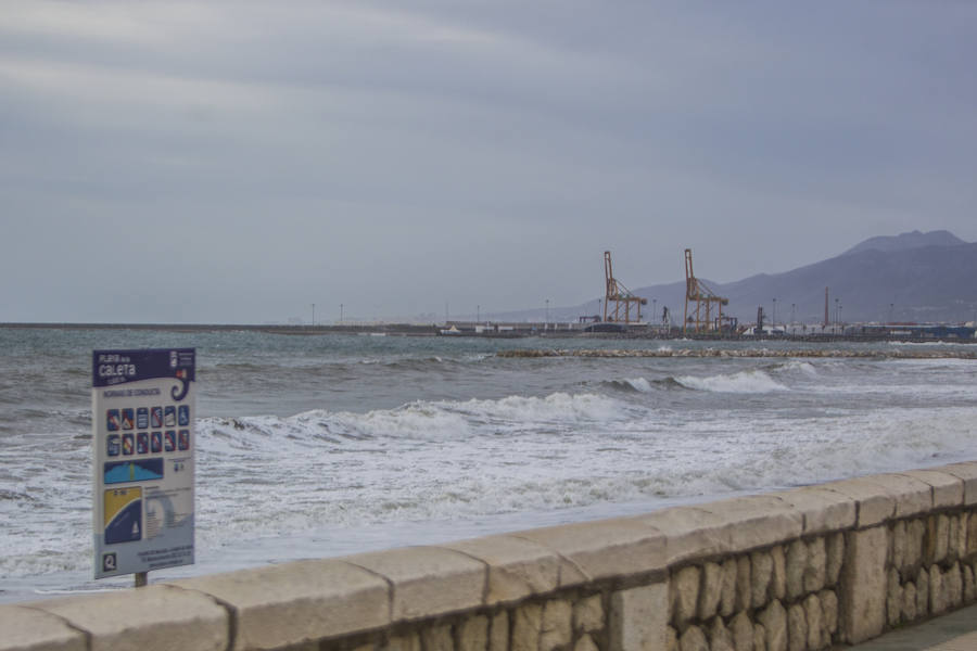 Los problemas en las playas de Málaga por el temporal se concentran en la franja entre el chiringuito Pedro Gutiérrez y la estatua de la Palera, que tiene que estabilizar la Autoridad Portuaria.