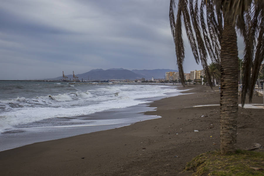 Los problemas en las playas de Málaga por el temporal se concentran en la franja entre el chiringuito Pedro Gutiérrez y la estatua de la Palera, que tiene que estabilizar la Autoridad Portuaria.