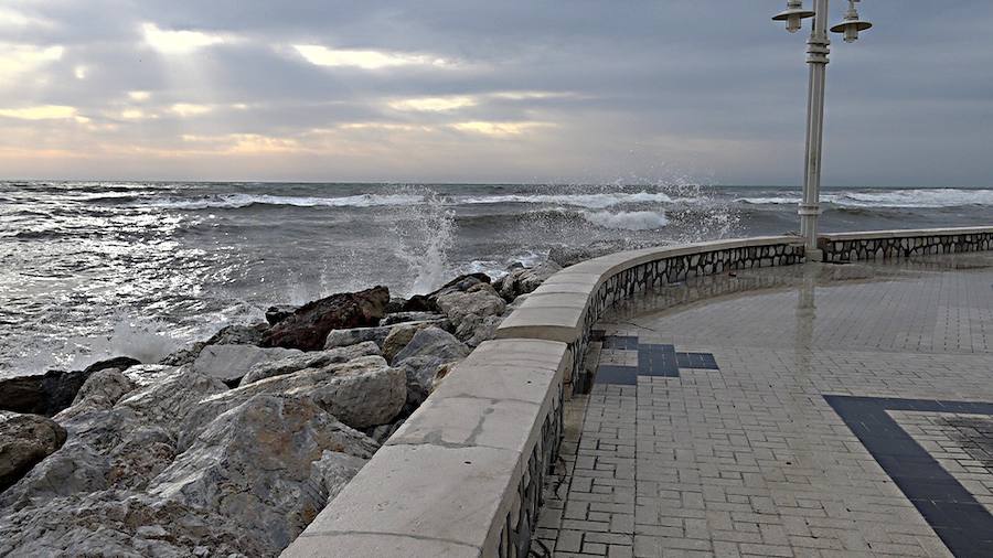 Los problemas en las playas de Málaga por el temporal se concentran en la franja entre el chiringuito Pedro Gutiérrez y la estatua de la Palera, que tiene que estabilizar la Autoridad Portuaria.