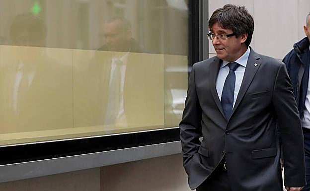 Puidemont camina por Bruselas. 