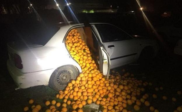 Uno de los vehículos que transportaba las naranjas. 