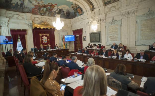 Los portavoces se comunicaron vía móvil en el pleno. 