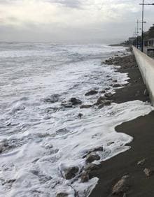 Imagen secundaria 2 - Operarios limpian el paseo marítimo de la capital. El fuerte oleaje llegó a una altura de hasta cuatro metros. Estado de la playa de Ferrara, en Torrox, tras el temporal. 