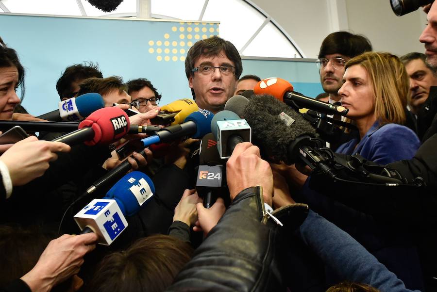 Puigdemont atiende a los medios de comunicación el pasado 24 de enero en Bruselas. 