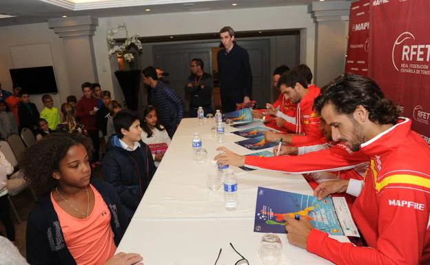 El equipo español firmó autógrafos ayer en un acto organizado por Mapfre.