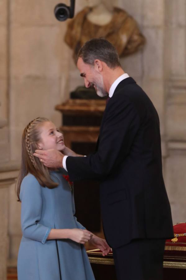 El Rey Felipe VI impone a la Princesa de Asturias el Collar del Toisón de Oro la máxima distinción que concede la Familia Real española.