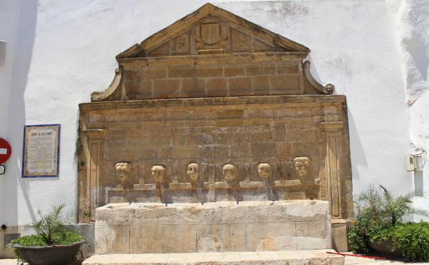 12. Fuente situada en el centro histórico de Gaucín.