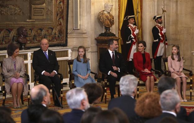 La princesa de Asturias entre sus abuelos y sus padres, ayer durante el acto en el que recibió del Rey el Toisón de Oro. :: ballesteros / efe