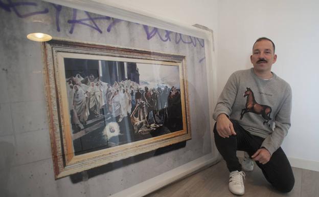 Pedro Alarcón, junto a la pieza de Julio Anaya Cabanding inspirada en el ‘Boceto de la decapitación de San Pablo’