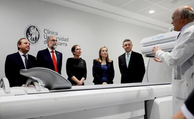 El secretario general de Sanidad, José Javier Castrodeza (i), el consejero de Salud del Gobierno de Navarra, Fernando Domínguez (2i), la presidenta del Gobierno de Navarra, Uxue Barkos (c), la presidenta del Congreso, Ana Pastor (2d) y el director general de la Clínica Universidad de Navarra, José Andrés Gómez Cantero (d), esta mañana durante la inauguración oficial de la nueva sede en Madrid de la Clínica Universidad de Navarra. 