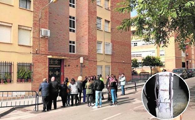 Algunos de los vecinos desalojados por el mal estado de un pilar permanecen frente al edificio, situado en la zona de Intelhorce. 