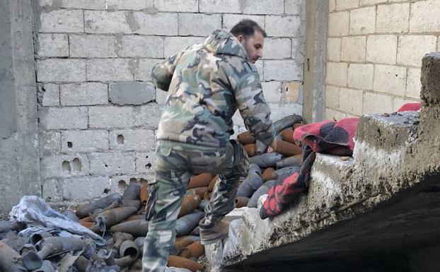 Imagen principal - Símbolos intactos. En Aqerbat no ha habido tiempo de destruir los símbolos del califato, ni de borrar las banderas y eslóganes de los tres años de dominio yihadista. Tampoco se ha retirado el armamento abandonado por el Estado Islámico en su huida.