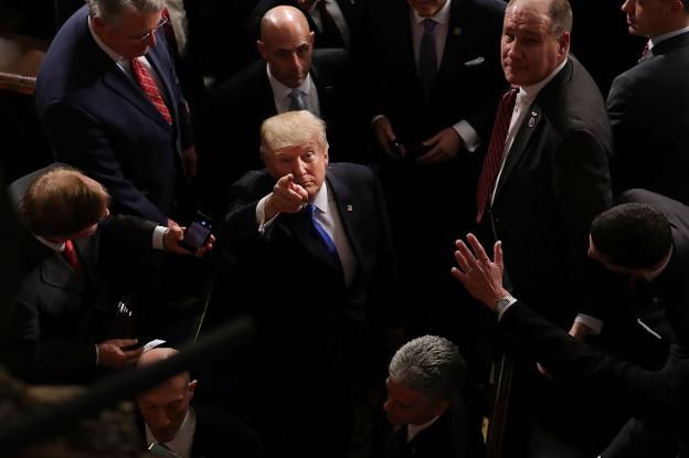 Trump apunta con el dedo índice de su mano derecha a los invitados que se sentaron en la zona de la galería del Congreso . :: AFP