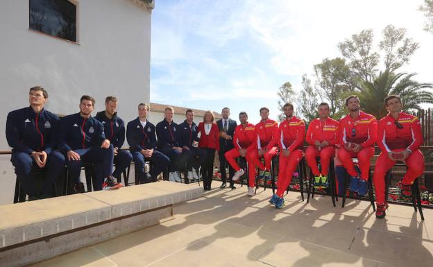 Los equipos de Gran Bretaña y de España posaron ayer antes del sorteo en el Centro Cultural Trapiche de Guadaiza 