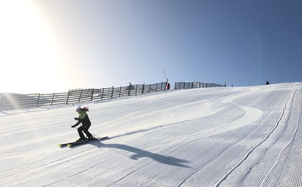Una esquiadora desciende por las pistas de Javalambre