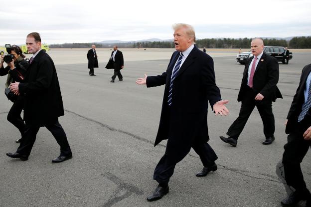 Trump, rodeado de su equipo de seguridad, se dirige a sus seguidores al llegar a un aeropuerto de Virginia. :: Jonathan Ernst / afp
