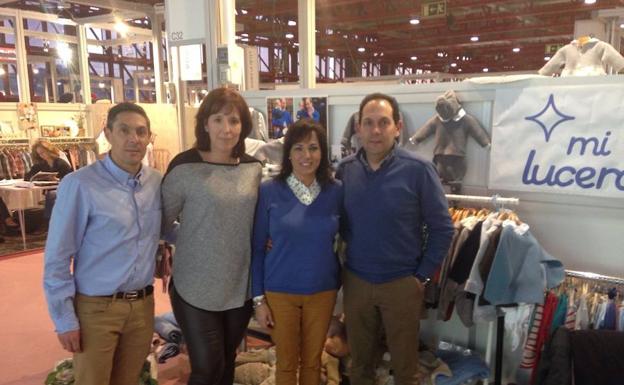 Los hermanos José Manuel y Juan Daniel Martín, en una feria del sector textil. 