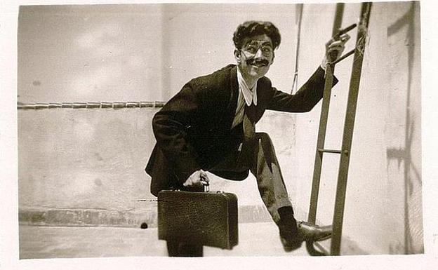 Imagen principal - Arriba, Elgar disfrazado de Groucho Marx. Abajo, el humorista, junto a su mujer, Ana, en los años 50, vestidos de bañistas de principios del siglo XX. 3. A la derecha, el dibujante junto a su hermano José Luis, en Alcazarquivir (Marruecos) 