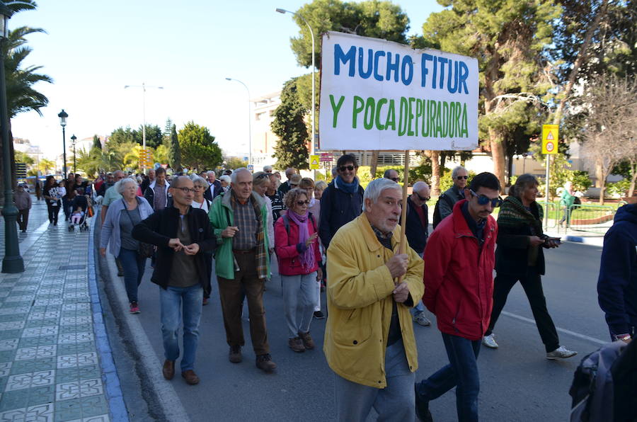 A la marcha convocada por el gobierno tripartito local, de PSOE, IU y EVA-Podemos, se han sumado también representantes de Ciudadanos y la presidenta de la Asociación Local de Empresarios, pero no ha asistido ningún integrante del PP 