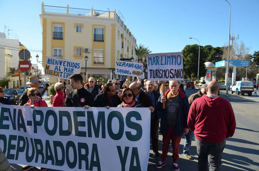 A la marcha convocada por el gobierno tripartito local, de PSOE, IU y EVA-Podemos, se han sumado también representantes de Ciudadanos y la presidenta de la Asociación Local de Empresarios, pero no ha asistido ningún integrante del PP 