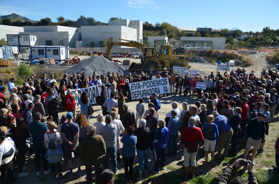 A la marcha convocada por el gobierno tripartito local, de PSOE, IU y EVA-Podemos, se han sumado también representantes de Ciudadanos y la presidenta de la Asociación Local de Empresarios, pero no ha asistido ningún integrante del PP 