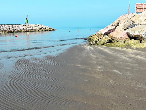 Acumulación de arena junto a la bocana del Puerto de Cabopino en una imagen del pasado verano. 