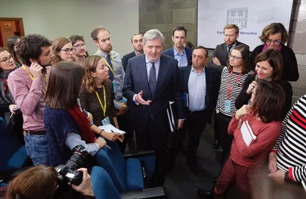 Méndez de Vigo conversa ayer con los periodistas al término de la rueda de prensa tras el Consejo de Ministros. :: ángel díaz / efe