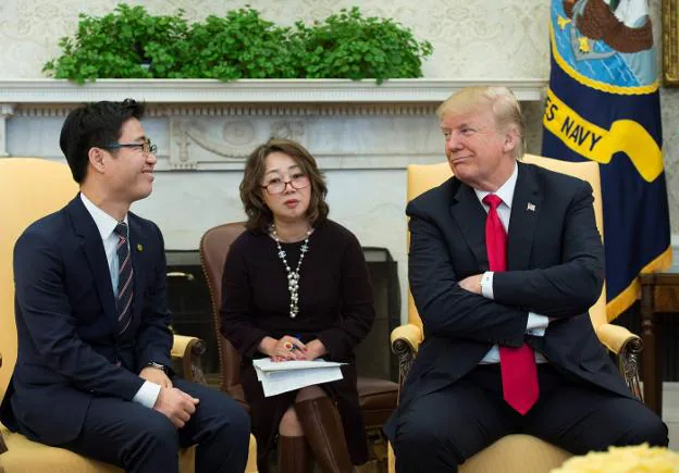Trump recibió ayer en el Despacho Oval de la Casa Blanca al desertor norcoreano Ji Seong-ho. :: A. CABALLERO-REYNOLDS / afp
