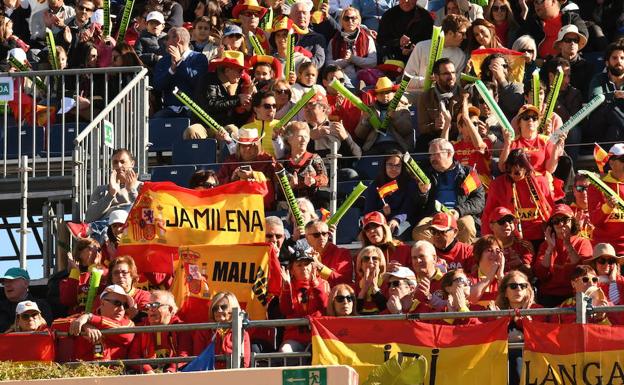 Imagen principal - Aficionados españoles llegados de diferentes puntos del país. El banquillo español, con Davidovich. Las autoridades, con Lete..