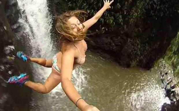 Una mala caída. Emma Willis. La suya es la pura imagen de la felicidad, el cartel de un anuncio que promete unas fantásticas e inolvidables vacaciones en paisajes refrescantes. Emma vivía ese sueño en la Rivera Maya mexicana cuando tomó un palo de ‘selfie’ y se lanzó al agua con alegría desbordante. Pero calculó mal y cayó contra unas piedras. Murió tras golpearse en la cabeza contra una de ellas.