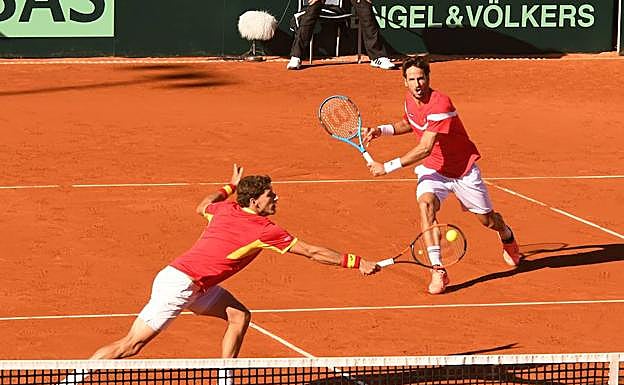 Pablo Carreño acude a la red a volear de revés en presencia de Feliciano López.