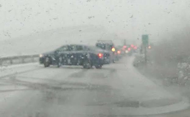 La nieve obliga a cortar la A-367 en Cuevas del Becerro