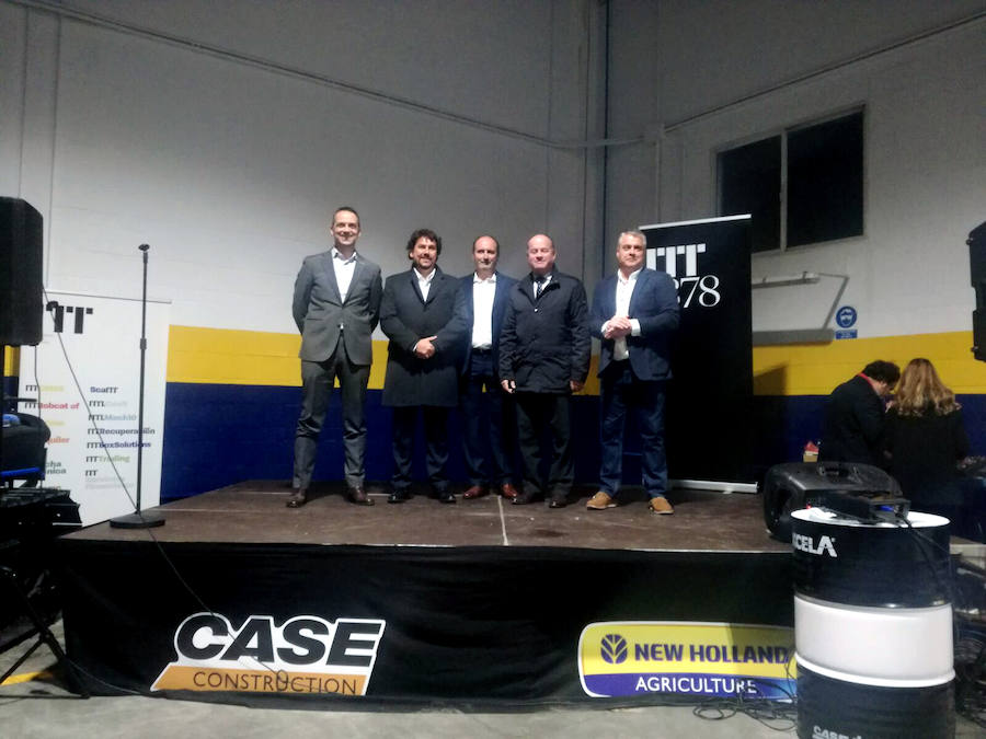 De izquierda a derecha: Riccardo Angellini, Director General de New Holland en España; Alessandro Maritano, Vicepresidente de New Holland para Europa, África y Oriente Medio; Manuel López, Director comercial para las provincias de Córdoba,Málaga,Granada y Jaén; Manolo Barón, Alcalde de Antequera; Miguel Ángel Torres, Director de Case Construction España.