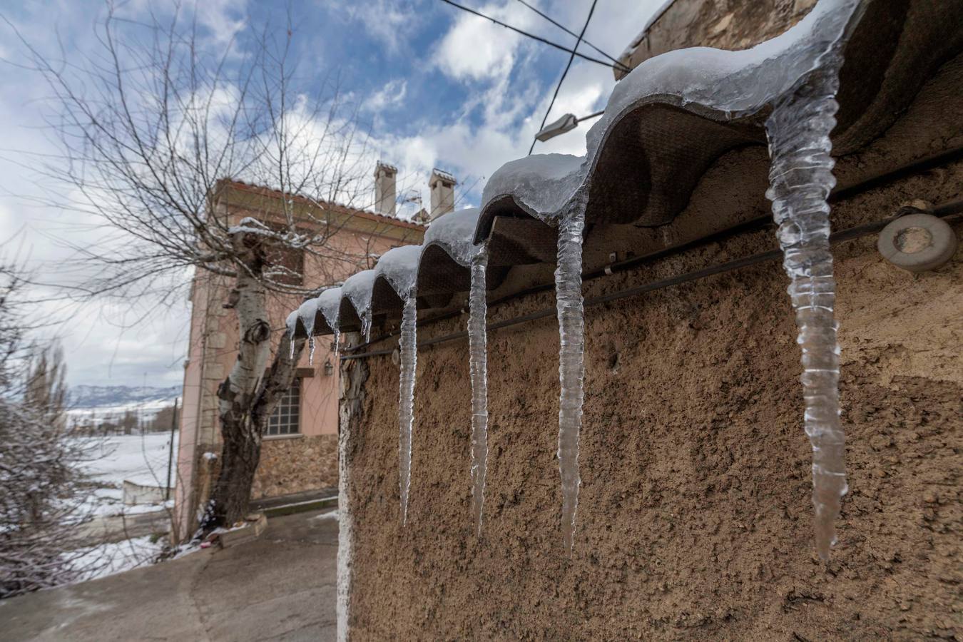 Gran parte del norte de España está cubierta por la nueve por el temporal que está azotando numerosas provincias. La nieve está siendo tan protagonista que numerosas carreteras están cortadas o seon necesarias las cadenas para transitar por ellas.