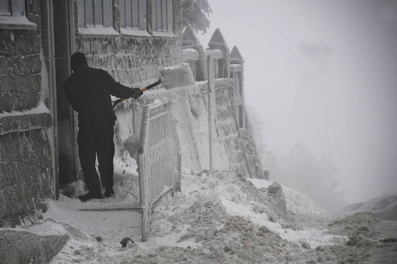 Gran parte del norte de España está cubierta por la nueve por el temporal que está azotando numerosas provincias. La nieve está siendo tan protagonista que numerosas carreteras están cortadas o seon necesarias las cadenas para transitar por ellas.