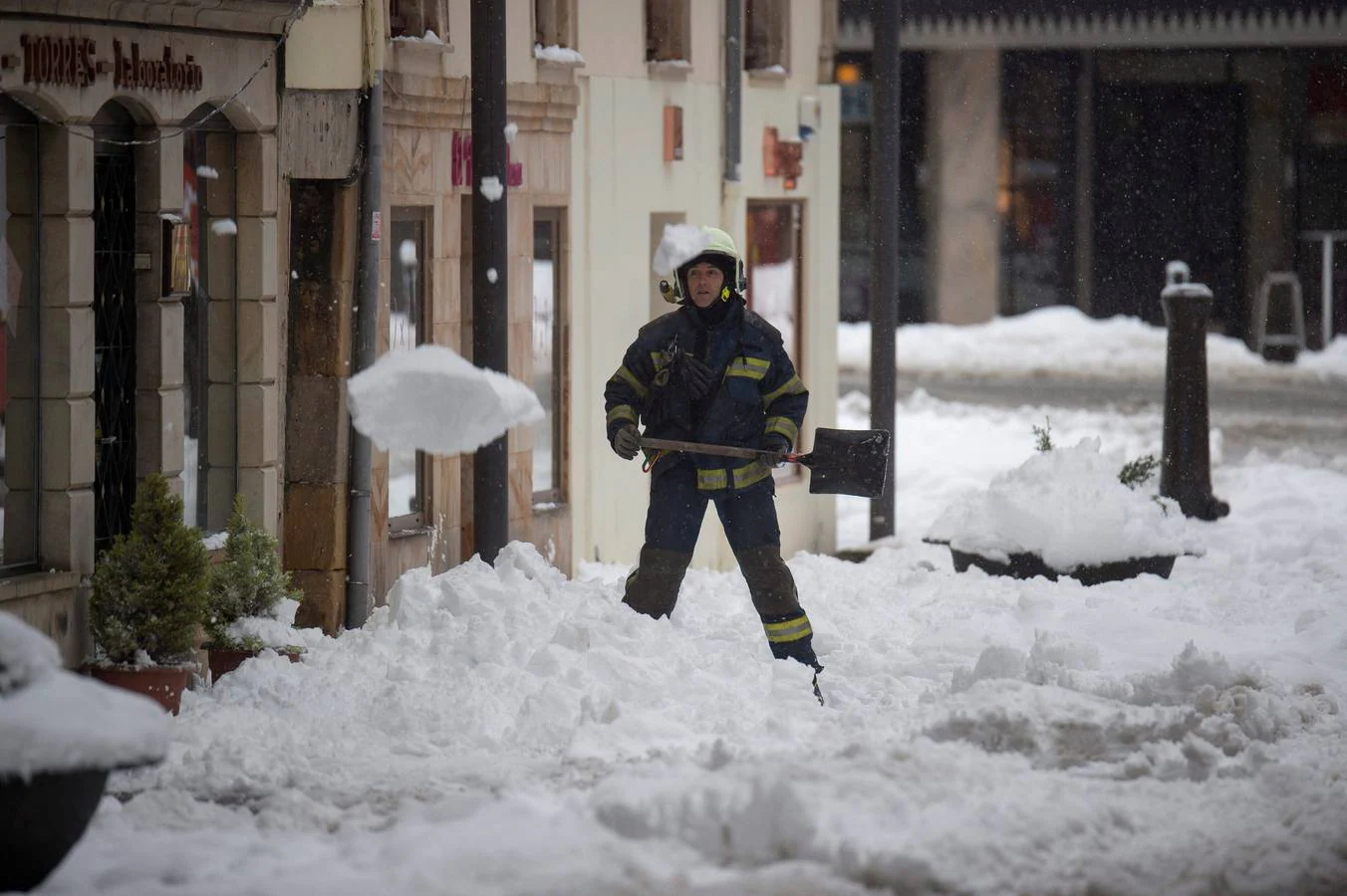 Gran parte del norte de España está cubierta por la nueve por el temporal que está azotando numerosas provincias. La nieve está siendo tan protagonista que numerosas carreteras están cortadas o seon necesarias las cadenas para transitar por ellas.