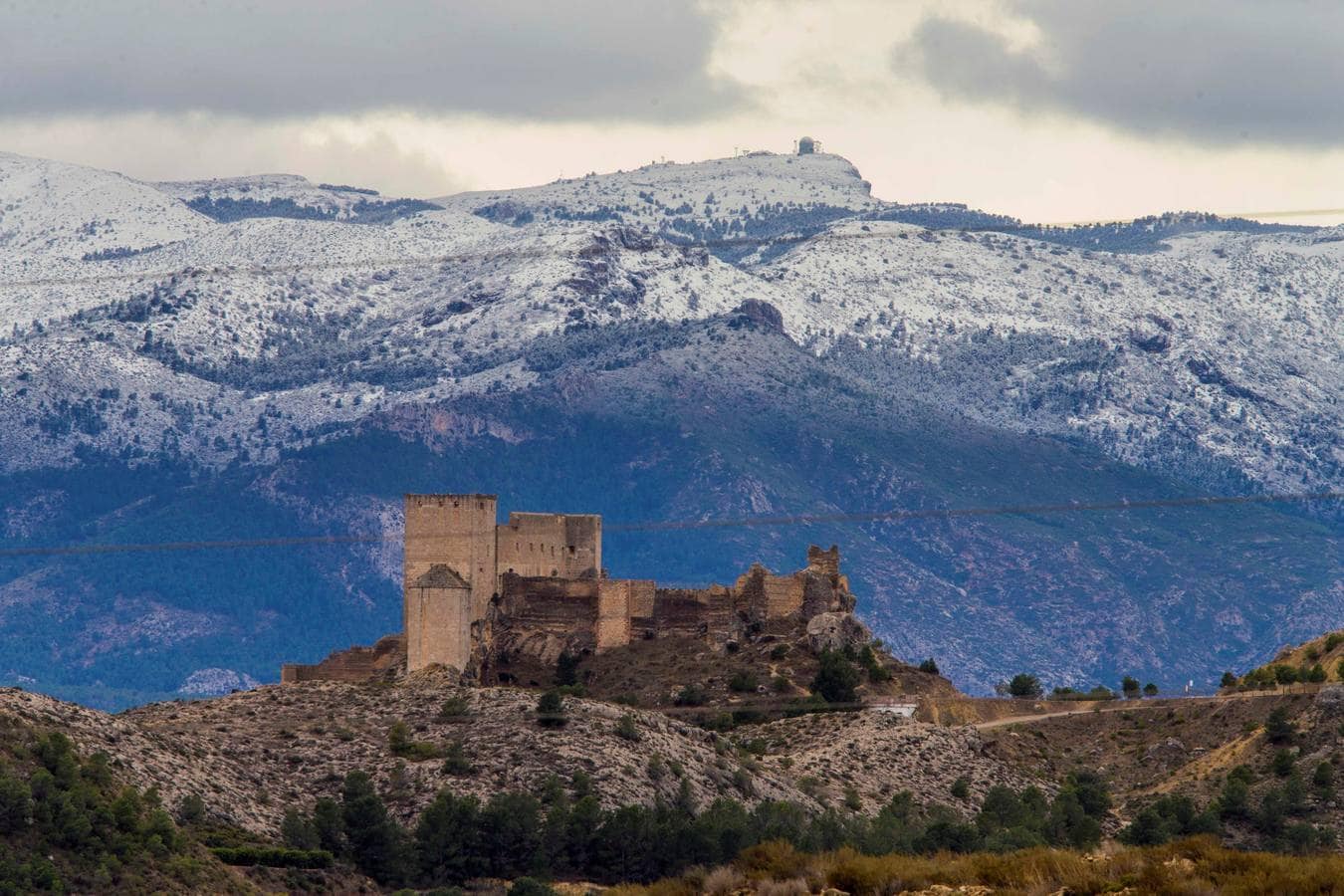 Gran parte del norte de España está cubierta por la nueve por el temporal que está azotando numerosas provincias. La nieve está siendo tan protagonista que numerosas carreteras están cortadas o seon necesarias las cadenas para transitar por ellas.