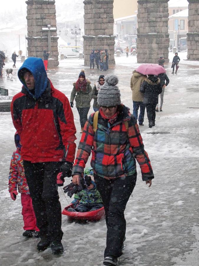 Gran parte del norte de España está cubierta por la nueve por el temporal que está azotando numerosas provincias. La nieve está siendo tan protagonista que numerosas carreteras están cortadas o seon necesarias las cadenas para transitar por ellas.