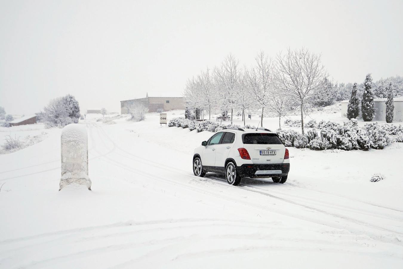 Gran parte del norte de España está cubierta por la nueve por el temporal que está azotando numerosas provincias. La nieve está siendo tan protagonista que numerosas carreteras están cortadas o seon necesarias las cadenas para transitar por ellas.