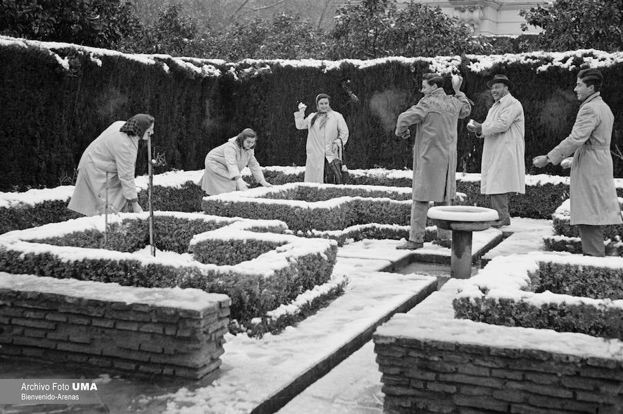 El 3 de febrero de 1954 es una fecha que ha quedado en el recuerdo de la capital. Aquel día se dieron las condiciones necesarias para que la nieve cuajara en Málaga y quedara una estampa que no se ha vuelto a repetir desde esa fecha.