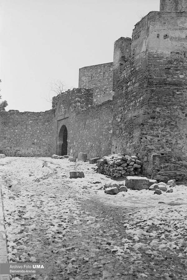 El 3 de febrero de 1954 es una fecha que ha quedado en el recuerdo de la capital. Aquel día se dieron las condiciones necesarias para que la nieve cuajara en Málaga y quedara una estampa que no se ha vuelto a repetir desde esa fecha.