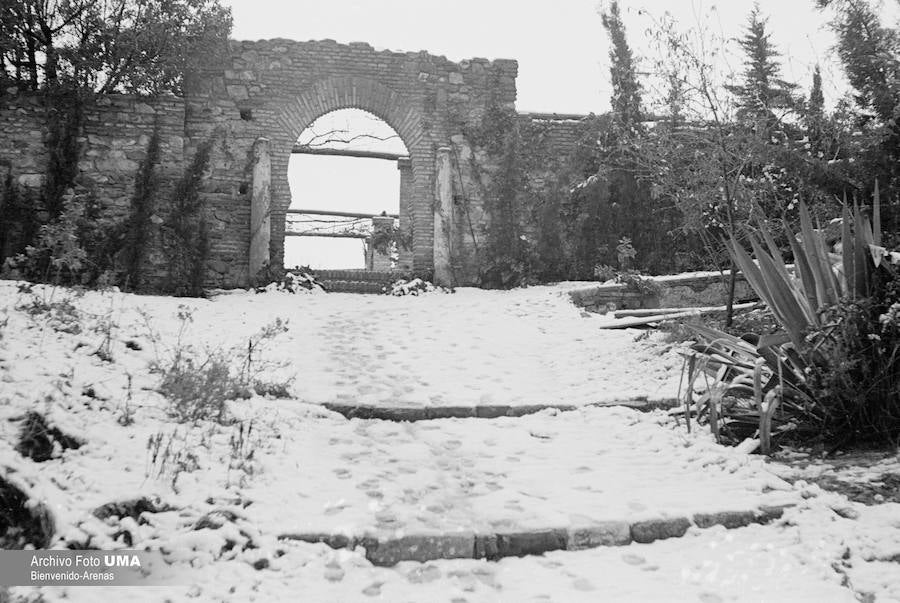 El 3 de febrero de 1954 es una fecha que ha quedado en el recuerdo de la capital. Aquel día se dieron las condiciones necesarias para que la nieve cuajara en Málaga y quedara una estampa que no se ha vuelto a repetir desde esa fecha.