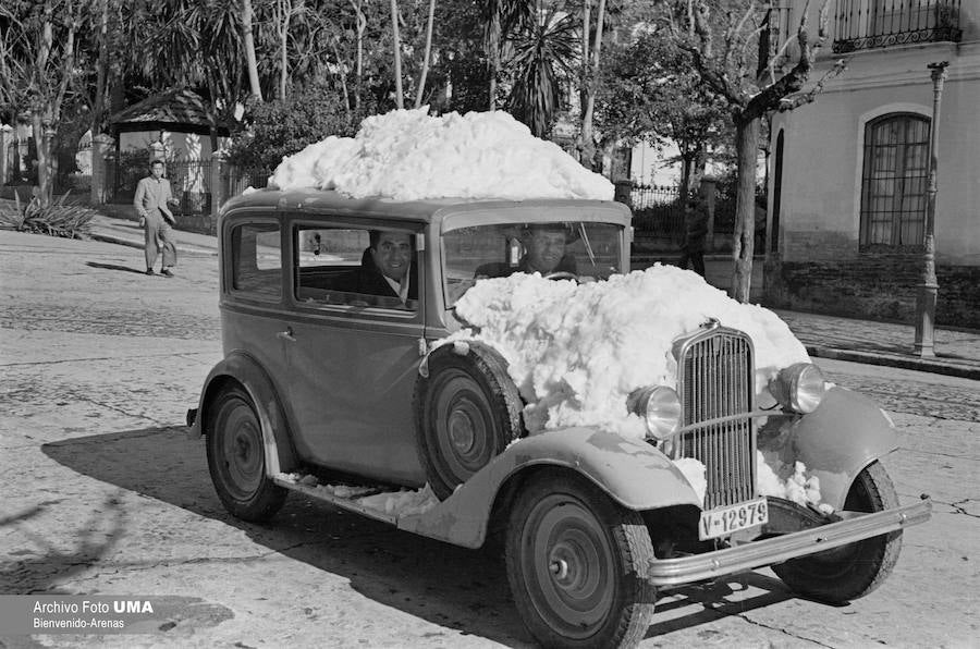 El 3 de febrero de 1954 es una fecha que ha quedado en el recuerdo de la capital. Aquel día se dieron las condiciones necesarias para que la nieve cuajara en Málaga y quedara una estampa que no se ha vuelto a repetir desde esa fecha.